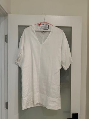 Banana Republic White V-Neck Short Sleeve Shirt